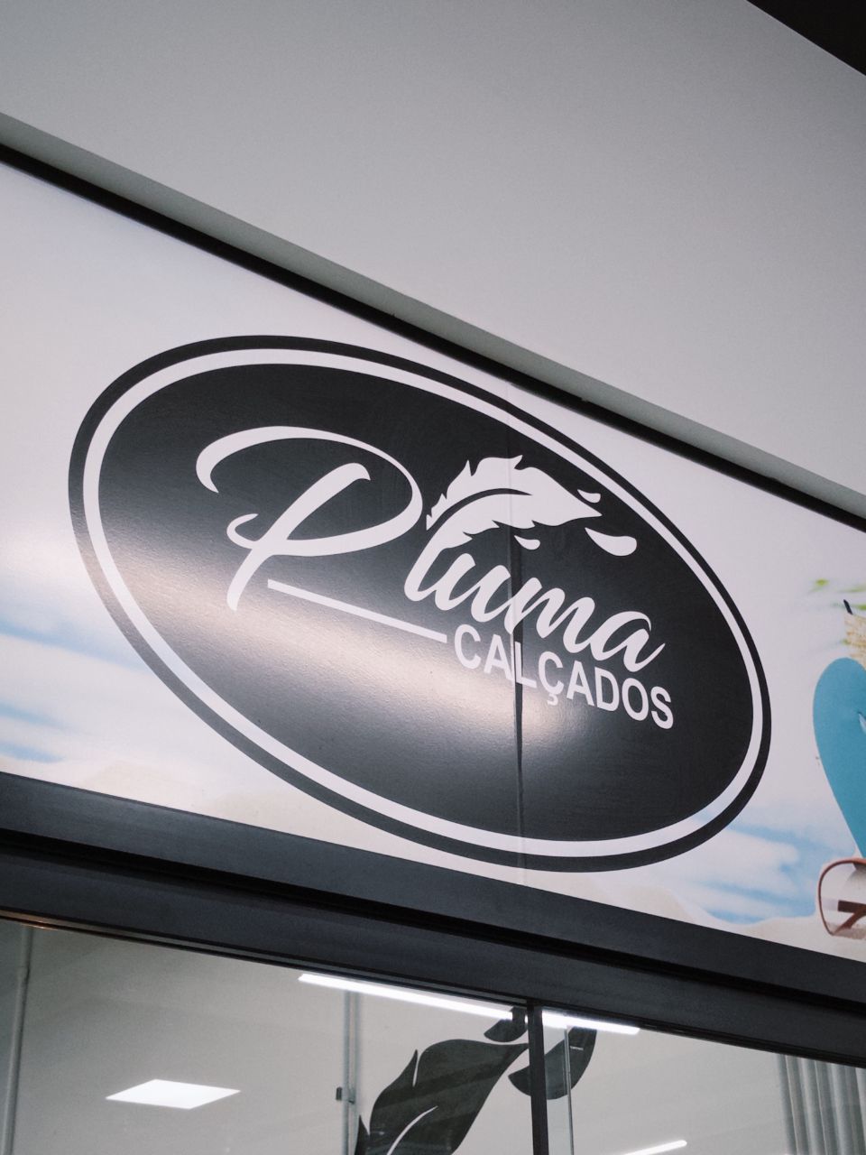 Interior da loja Pluma Calçados